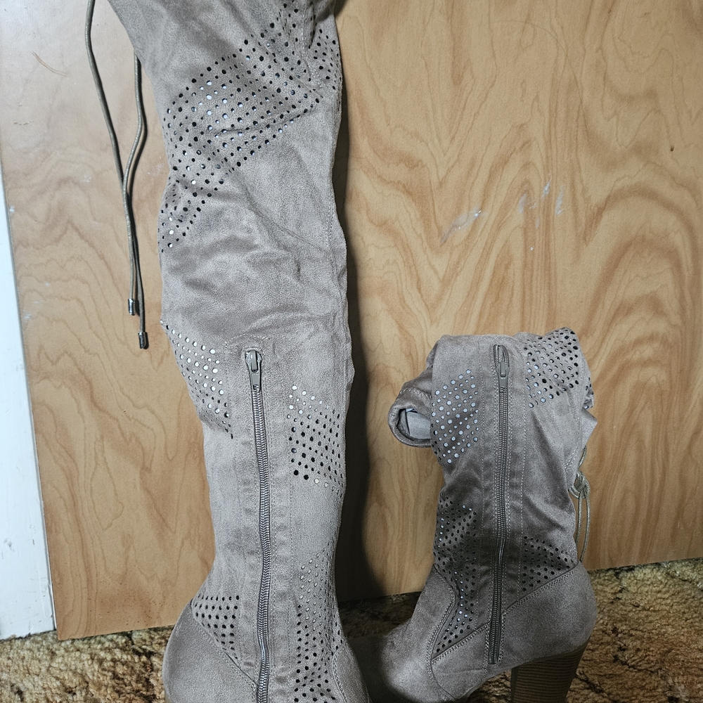 Stylish Women's Over-the-Knee- Boots - Tan